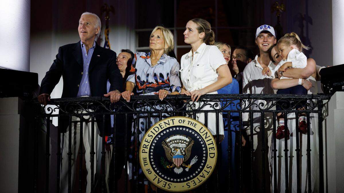 El presidente estadounidense Joe Biden, la primera dama Jill Biden y su familia observan los fuegos artificiales en el Balcón Truman durante un evento del 4 de julio en el jardín sur de la Casa Blanca en Washington, DC, el martes 4 de julio de 2023.