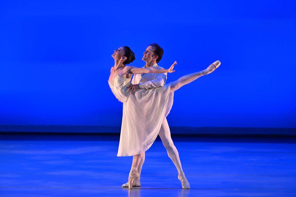 Los bailarines de DDTM, Emily Bromberg y Maikel Hernández, interpretan “Chopin Variations” del coreógrafo Samuel Kurkjian. 
