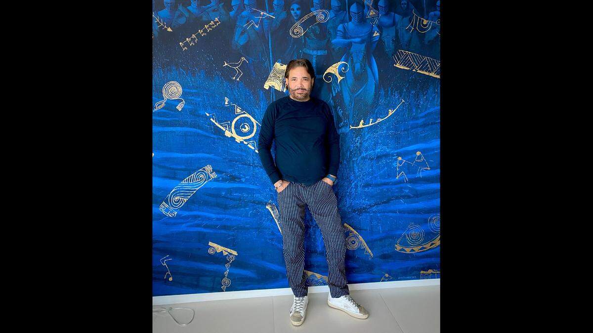 Humberto Castro en la Galería Latín Art Core, frente a su cuadro “El dorado”.