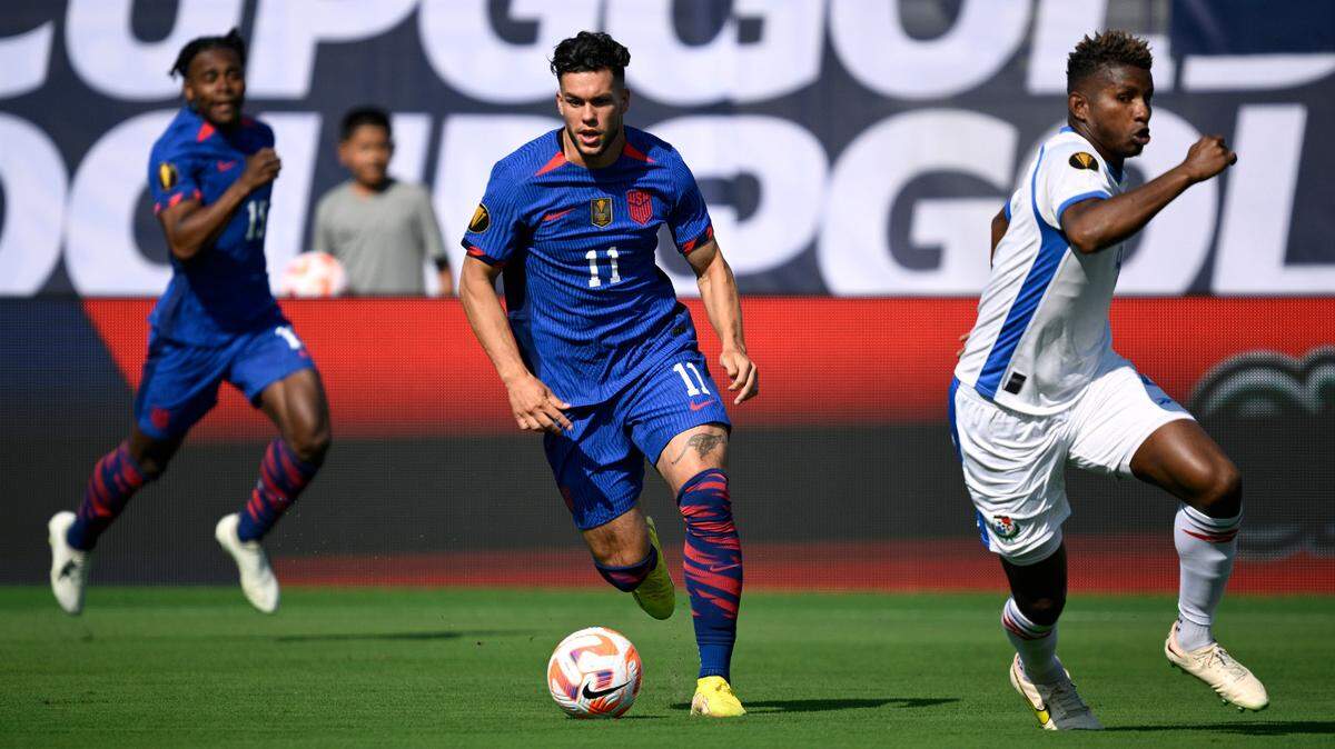 El jugador de Estados Unidos Cade Cowell conduce la pelota en el partido ante Panamá en las semifinales de la Copa Oro, celebrado el 12 de julio de 2023 en San Diego, California.
