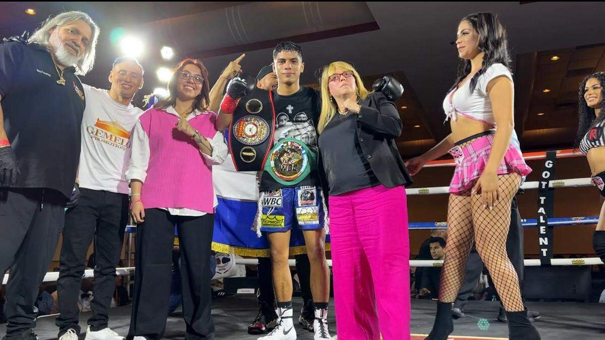 Jordan Orozco celebra con el equipo de trabajo de M&R Boxing tras conquistar dos fajas regionales de la AMB y el CMB.