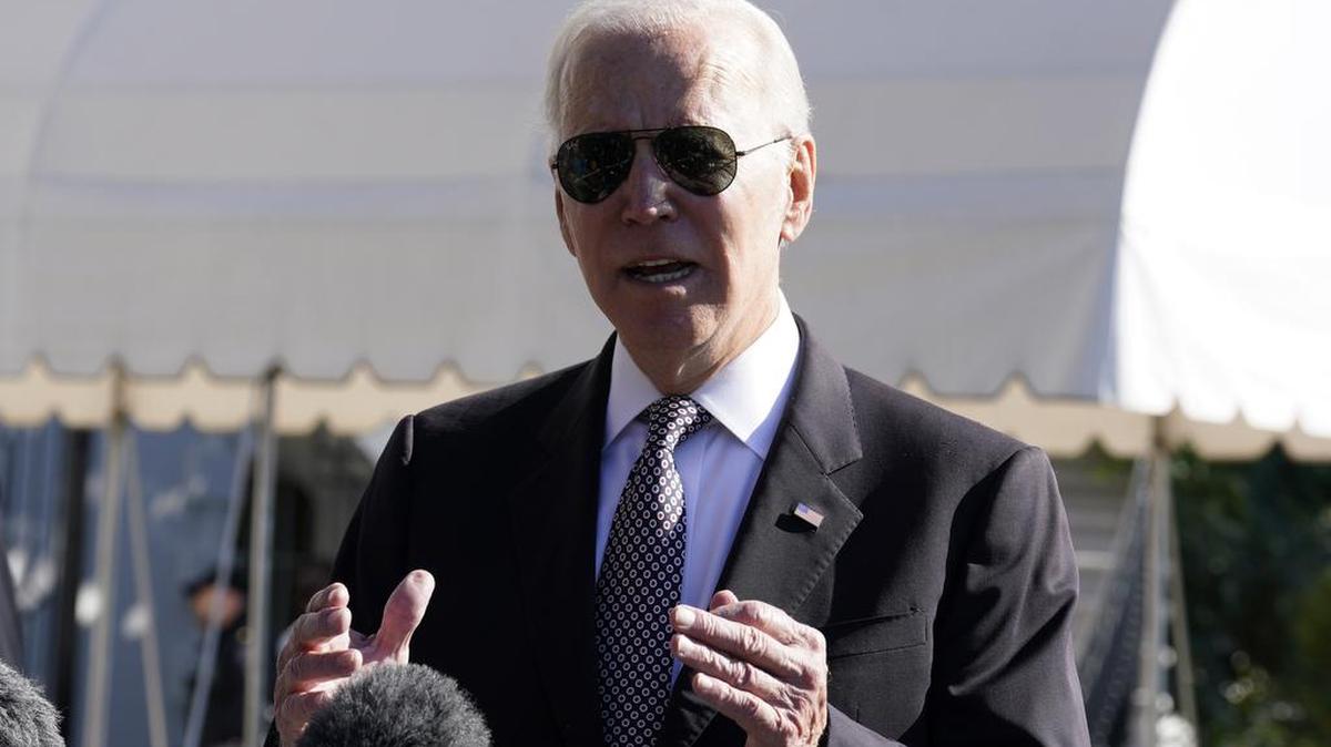 El presidente Joe Biden habla con miembros de los medios de comunicación en el Jardín Sur de la Casa Blanca en Washington, D.C., antes de su partida a Poughkeepsie, Nueva York, el jueves 6 de octubre de 2022. (Yuri Gripas/Abaca Press/TNS)