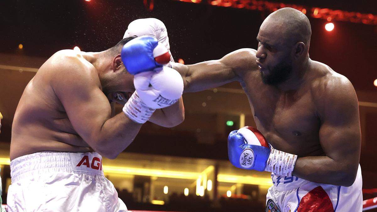 El cubano Frank Sánchez (der.) fracasó en su intento de convertirse en retador obligatorio del campeón de peso completo por el Consejo Mundial del Boxeo (CMB) ante Agit Kabayel.