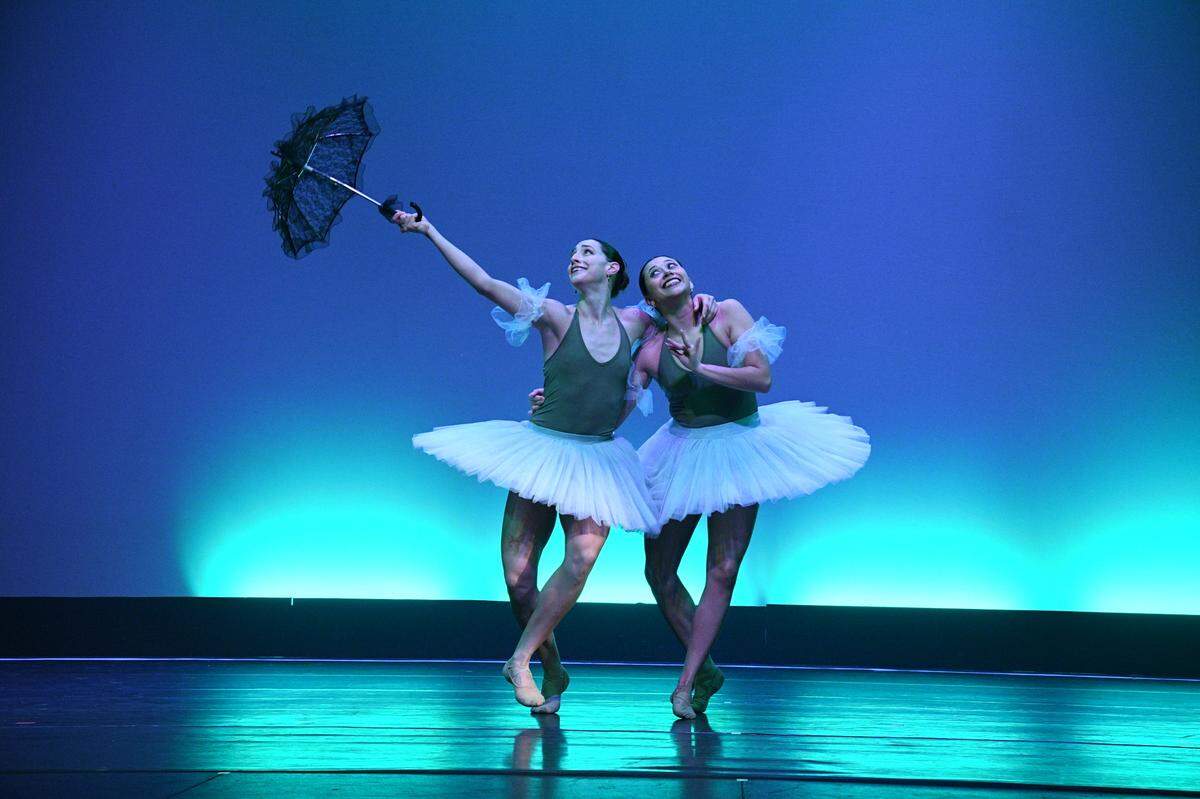 Rachel Abelenda y Clarissa Castañeda en “I Am Plant”, coreografía de Brianna Campbell.