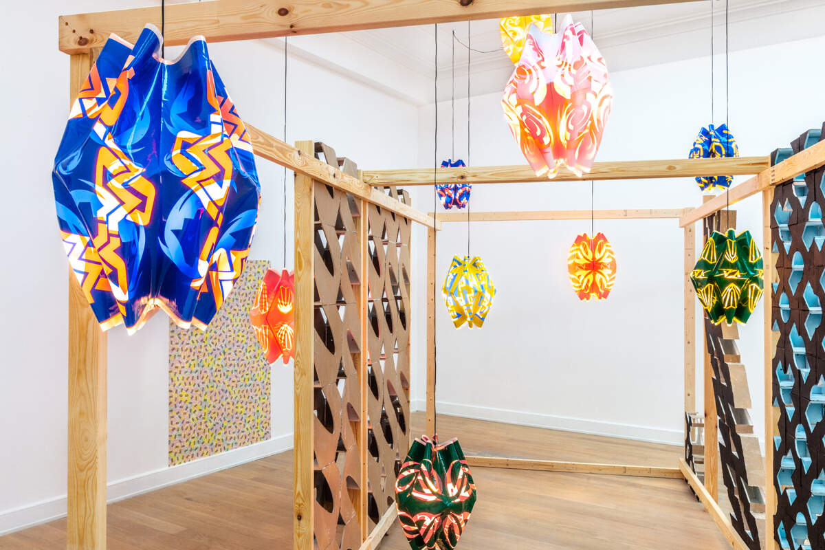Exhibición “Hialeah Eléctrica – Metavector”, de los artistas cubanos Rafael Domenech y Ernesto Oroza en The Bass. Por primera vez estos artistas exponen conjuntamente en un museo una instalación arquitectónica y escultórica al mismo tiempo.