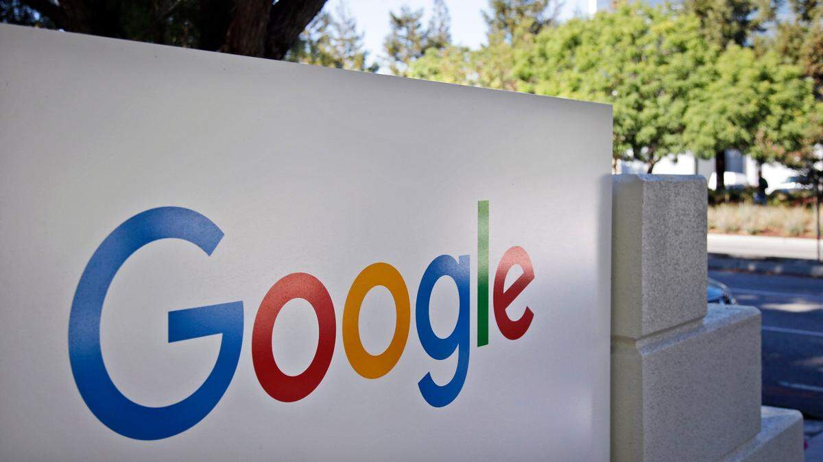 Este foto de archivo del 20 de octubre de 2015 muestra la señalización fuera de la sede de Google en Mountain View, California. Google dijo el jueves 21 de febrero de 2019 que ya no será necesario que sus trabajadores resuelvan las disputas con la compañía a través de un arbitraje, en respuesta a meses. de la presión de los empleados.