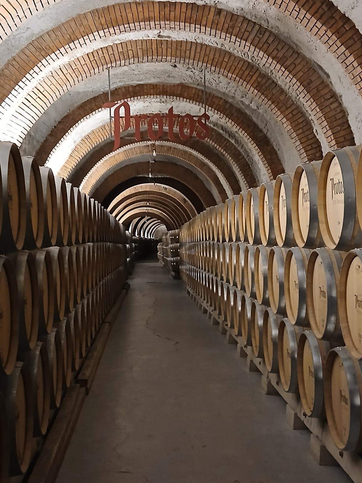 La Bodega de crianza de Protos se encuentra en galerías subterráneas bajo el Castillo de Peñafiel.