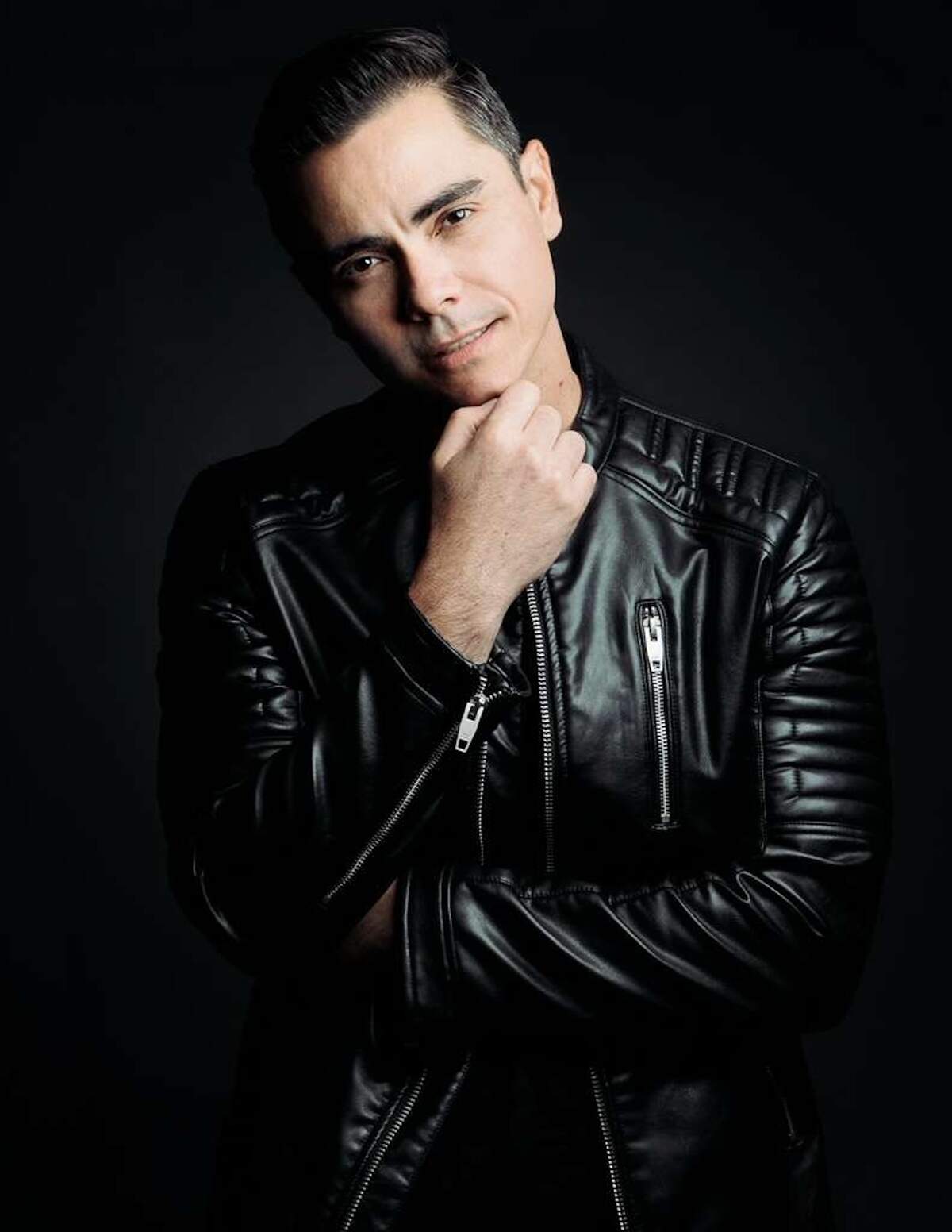 Daniel Romero interpreta a El Autor.