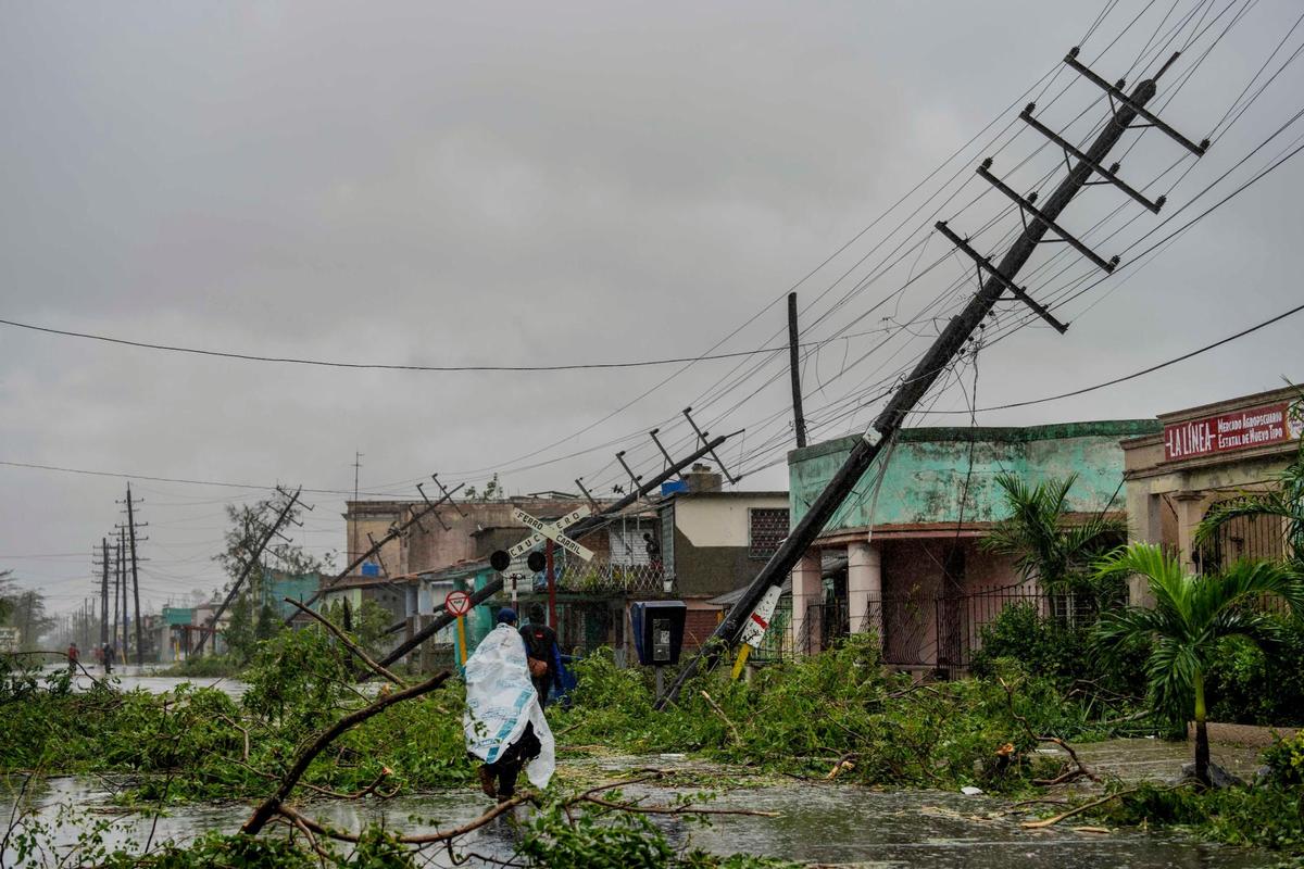Destrozos del huracán Ian en Pinar del Río, donde causó destrozos e inundaciones.