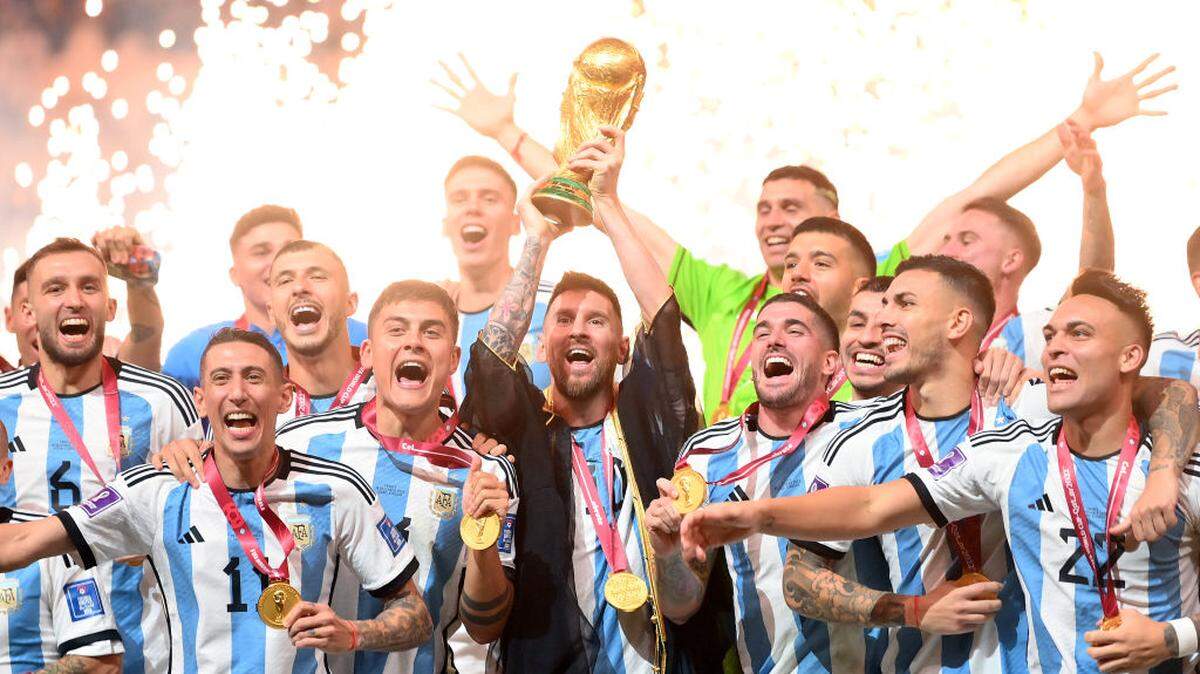 El astro Lionel Messi levanta el trofeo de campeón que los jugadores de Argentina obtuvieron tras vencer a Francia en la final de la Copa Mundial, el 18 de diciembre de 2018 en Lusail, Catar. 