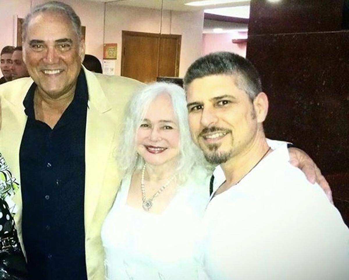 En esta imagen del archivo personal de Teresa María Rojas aparece ella flanqueada, a su derecha, por Mario Ernesto Sánchez, y por el actor y director Larry Villanueva.