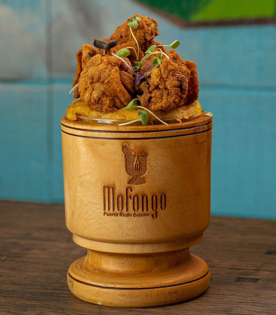 El clásico mofongo relleno de chicharrones de pollo se sirve en una enorme maceta de madera en este restaurante puertorriqueño ubicado en la Calle 8 en Miami.