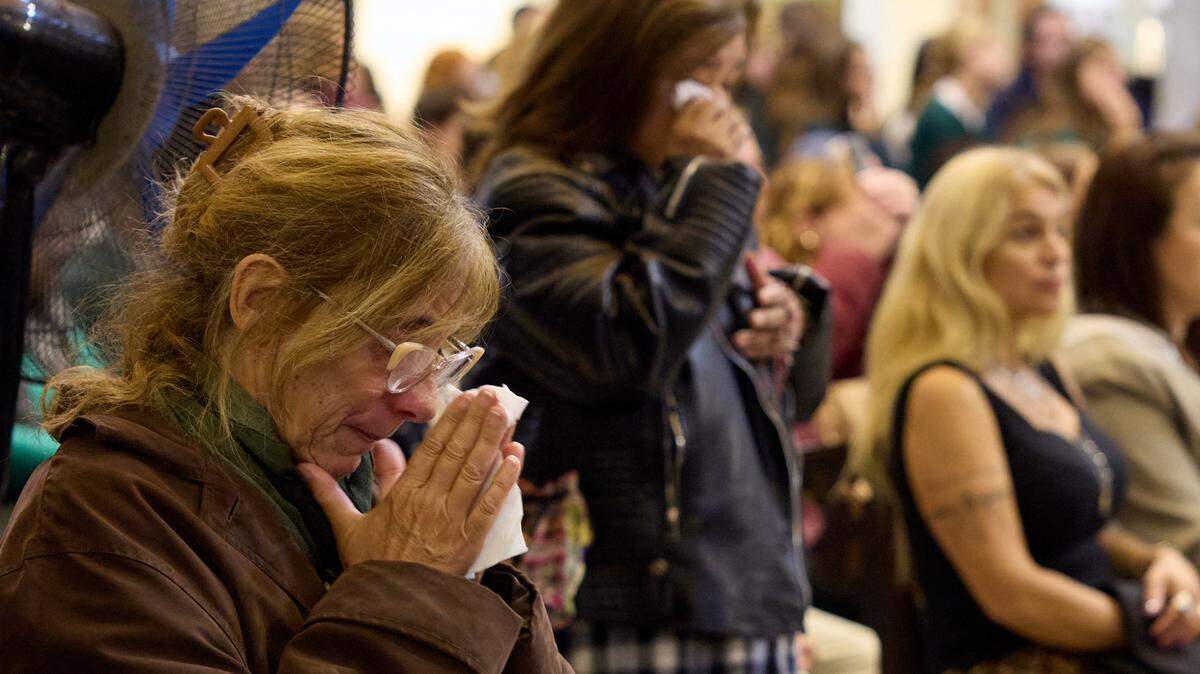 Varias personas lloran durante la misa en homenaje al papa Francisco, en la Catedral Metropolitana de Buenos Aires, Argentina, el lunes 21 de abril de 2025.