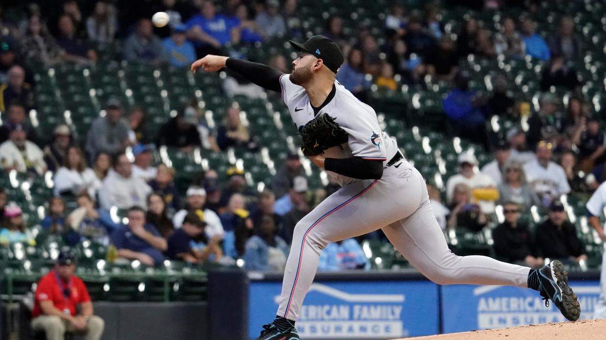 El abridor de los Marlins Pablo López lanza en el primer inning del partido ante los Cerveceros de Milwaukee, celebrado el 2 de octubre de 2022 en Miami.