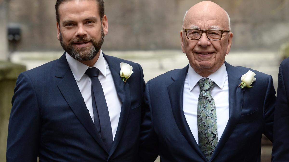 Foto de archivo. Rupert Murdoch renuncia como presidente de Fox y NewsCorp. Su hijo Lachlan Murdoch asume el cargo.
En la imagen, tomada en 2016, se ve a Rupert Murdoch acompañado de su hijo Lachlan Murdoch asistiendo a la bendición nupcial de Rupert Murdoch y Jerry Hall en la iglesia St Brides, Fleet St, Londres.