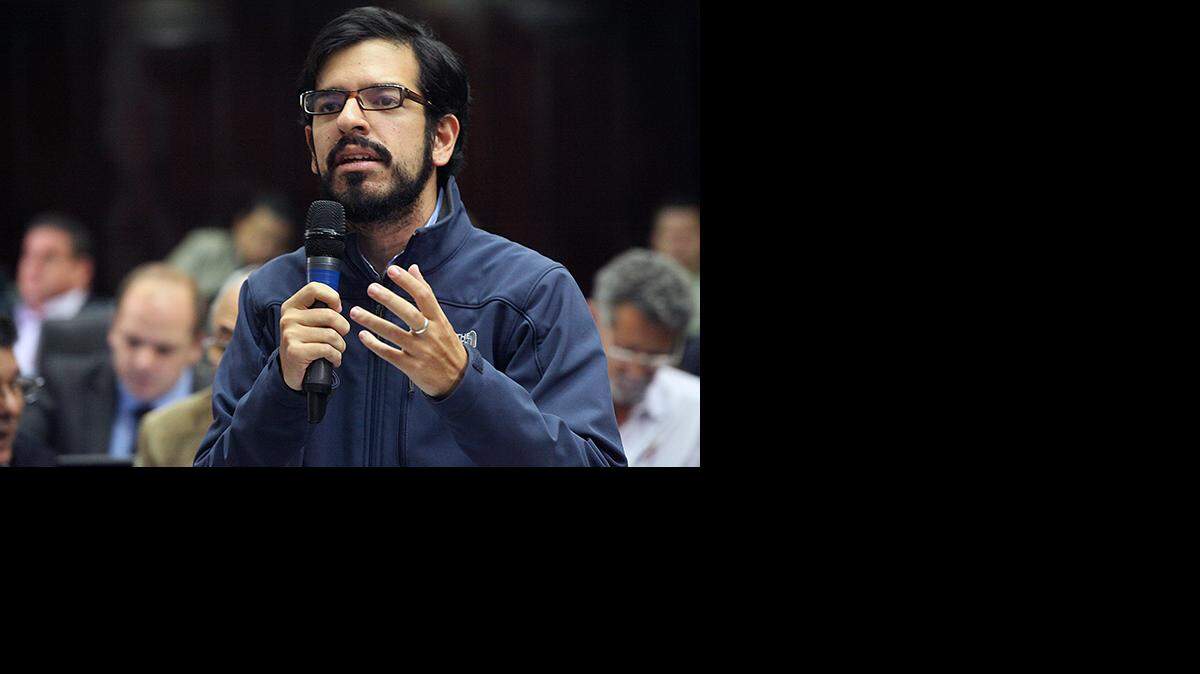 El diputado opositor, Miguel Pizarro, denunció este domingo que fue atacada a tiros una caravana que él encabezaba en el este de Caracas como parte de su campaña electoral para las elecciones legislativas del próximo 6 de diciembre, y en las que el parlamentario aspira a la reelección.
