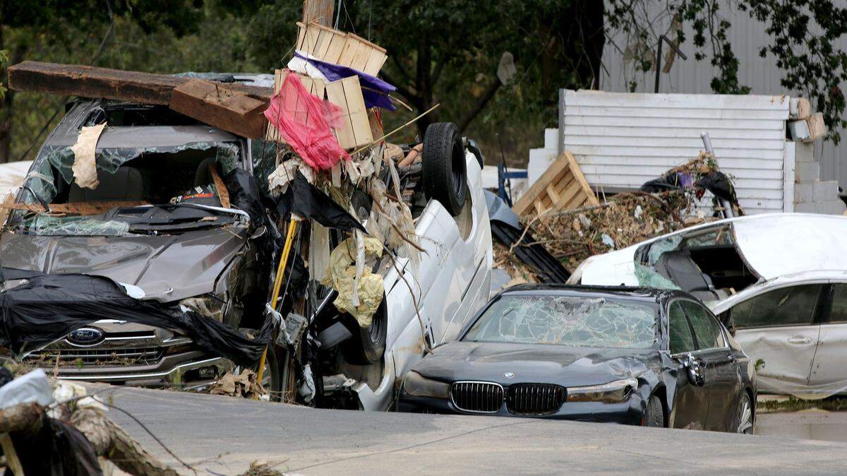 Autos a lo largo de Riverside Drive chocan entre sí después de las inundaciones causadas por el huracán Helene el 29 de septiembre de 2024 en Asheville, Carolina del Norte. 
