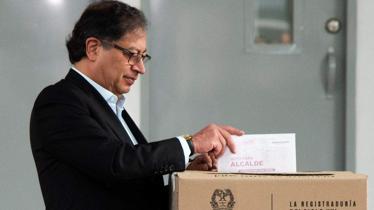 El presidente de Colombia, Gustavo Petro, emite su voto en las elecciones regionales, el domingo 29 de octubre de 2023, en Bogotá.