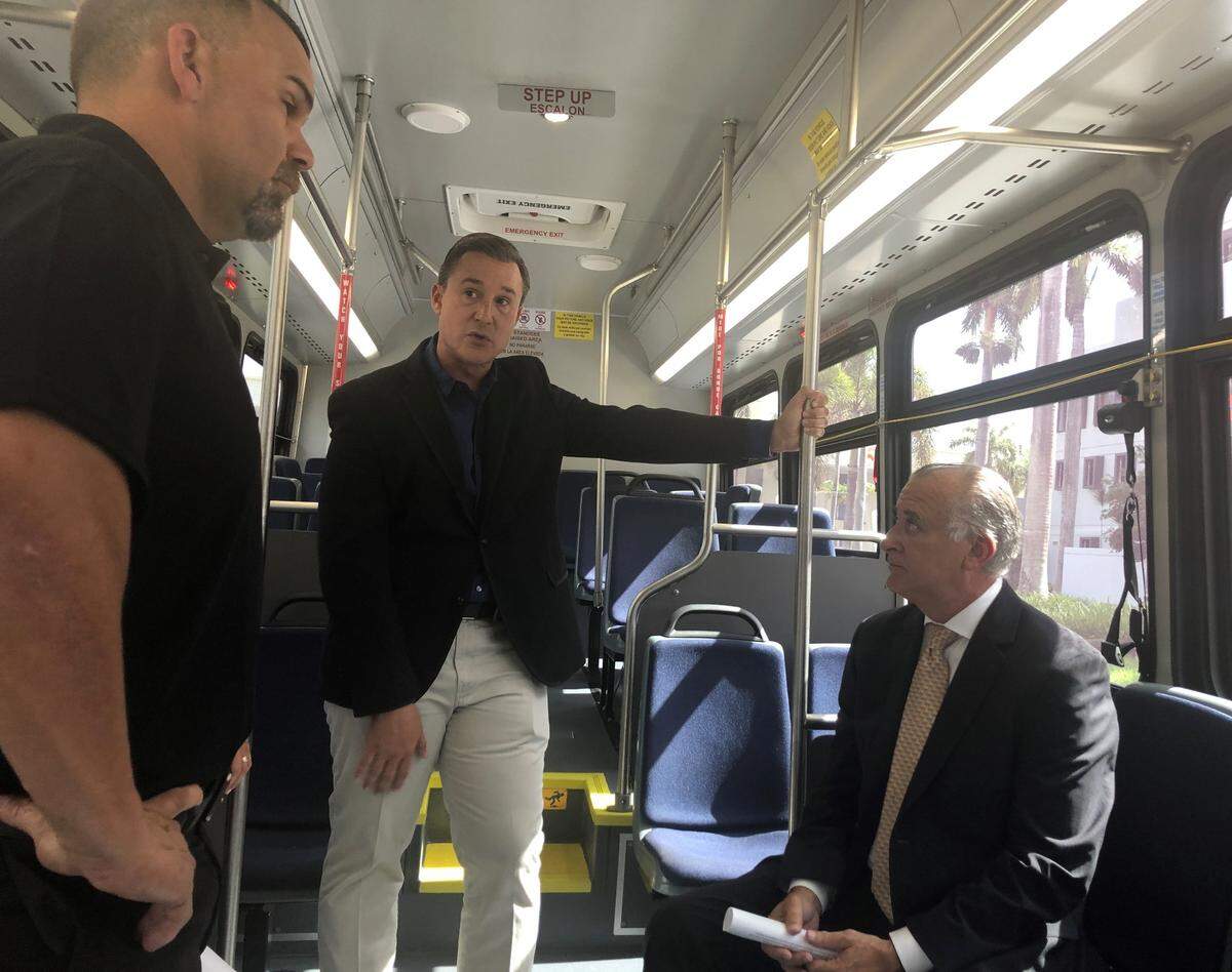 Alcalde de Hialeah, Esteban Bovo Jr, conversa con el Comisionado de Miami-Dade, René García, y los concejales s de la ciudad Jacqueline García-Roves y Luis Rodríguez sobre cambios dentro del sistema de transporte en la municipalidad