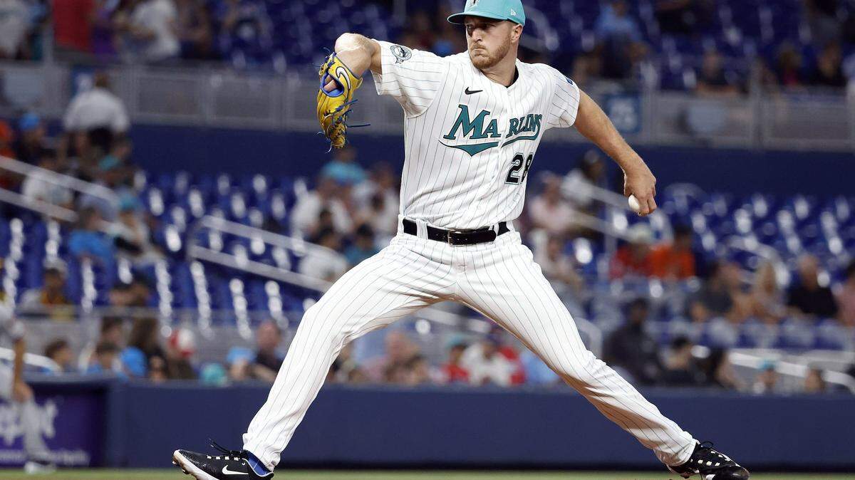 El lanzador abridor de los Miami Marlins, Trevor Rogers (28), lanza contra los Diamondbacks de Arizona durante la primera entrada en el LoanDepot Park, el 4 de abril de 2023; Miami, Florida, Estados Unidos.