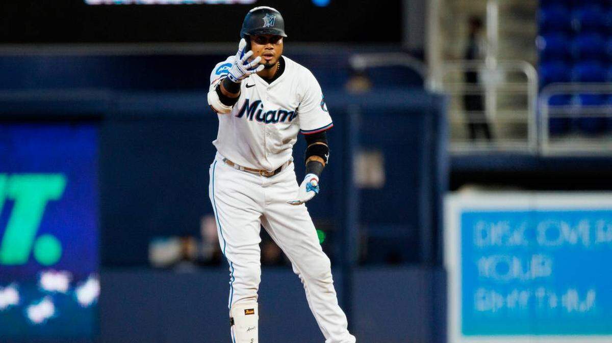 El segunda base de los Miami Marlins Luis Arraez (3) reacciona al batear un doble durante la primera entrada de un partido de béisbol el jueves 2 de mayo de 2024, en el loanDepot Park de Miami, Florida.
