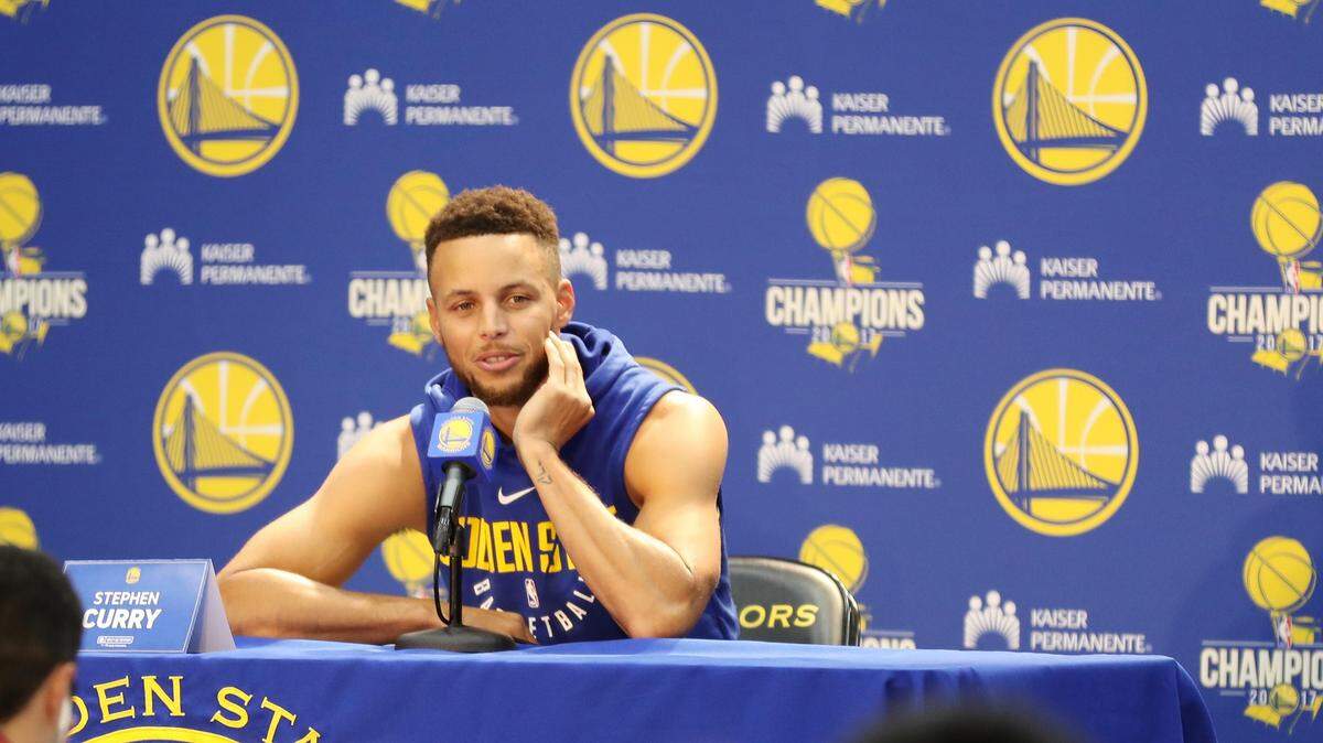 Stephen Curry de los Golden State Warriors responde preguntas de los medios de comunicación el sábado, en Oakland, California. 