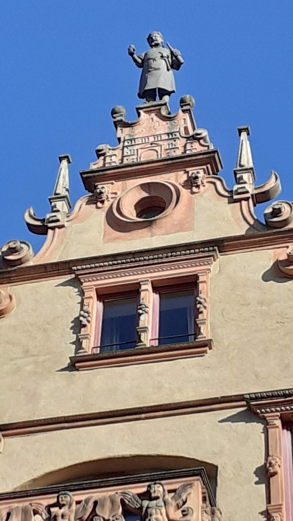 La Casa de las Cabezas con la escultura de Bertholdi.