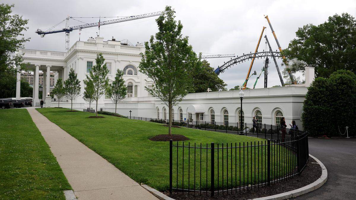 Equipos de construcción continúan trabajando en una parte estructural del próximo combate de la UFC en el Jardín Sur de la Casa Blanca en Washington, DC, el 25 de mayo de 2026.
