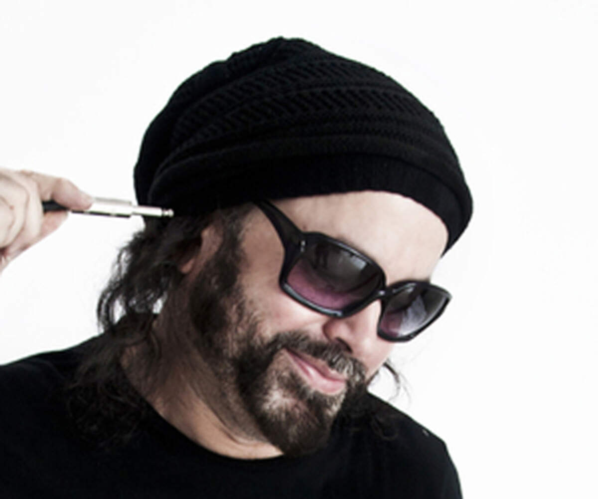 El cantautor de la Nueva Trova cubana, Carlos Varela, se presenta en el Flamingo Theater Bar.