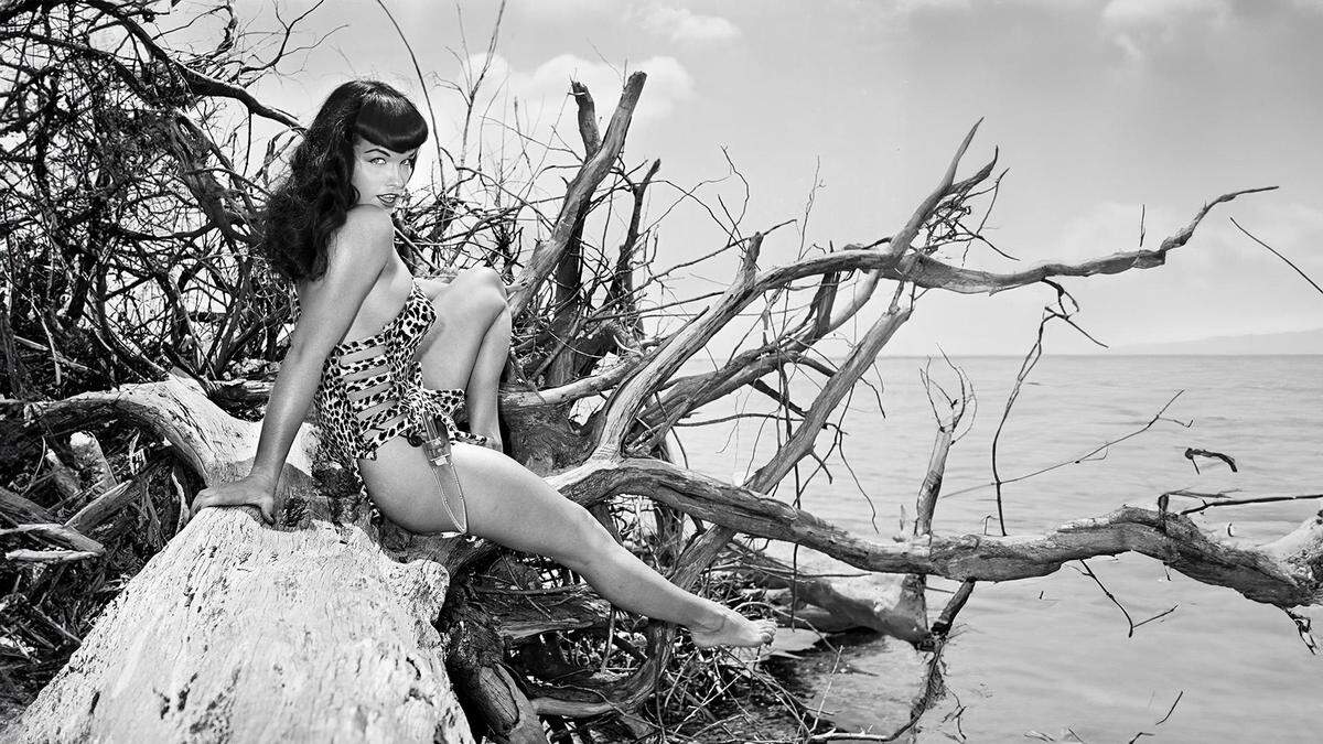 Entre las modelos de Bunny Yeager se encontraba la famosa Bettie Page, quien conoció a Yeager durante una visita a Miami Beach. 
