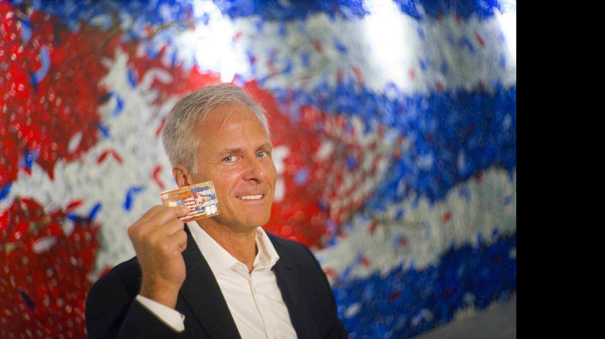David Seleski, presidente del Stonegate Bank, posa con una tarjeta de crédito. El banco floridano emitió la primera tarjeta de crédito estadounidense creada para usarse en Cuba, lo que facilita a las compañías norteamericanas hacer negocios en la isla.