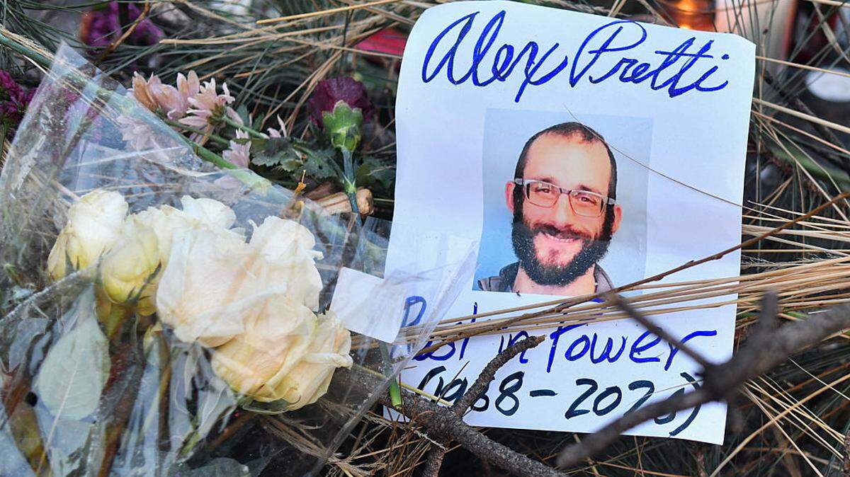 Flores adornan un monumento improvisado en el lugar donde Alex Pretti fue asesinado a tiros el día anterior por agentes federales de inmigración en Minneapolis, Minnesota, el domingo 25 de enero de 2026.