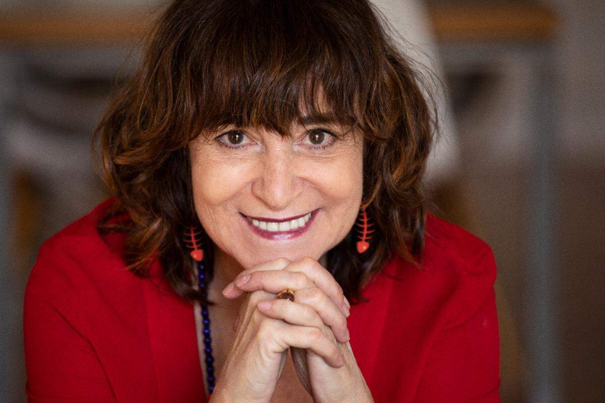 El 22 de noviembre se presenta la narradora, ensayista y periodista española Rosa Montero, quien conversa sobre su novela 'La buena suerte' con su editora Pilar Reyes.