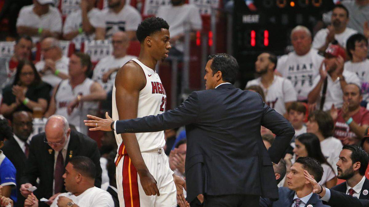 El centro del Heat Hassan Whiteside se encamina al banco pasando por delante de su entrenador Erik Spoelstra, el 19 de abril del 2018 en el  American Airlines Arena.