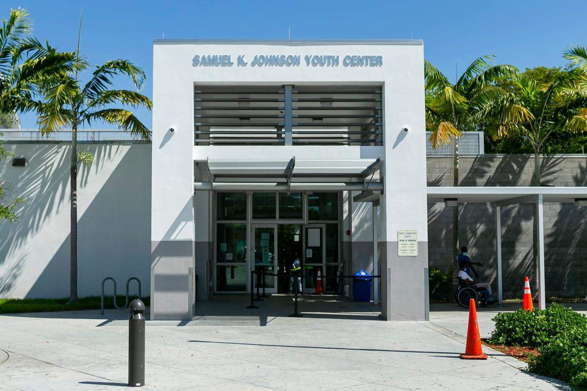 La ciudad de Miami recibió más de $ 750,000 en subvenciones federales para que el Centro Senior Carrie P. Meek cerca del Parque Charles Hadley fuera más resistente al cambio climático. El centro obtendrá nuevas ventanas de impacto de tormenta y un techo, así como capacidades WiFi expandidas y una estación de carga para los miembros de la comunidad.