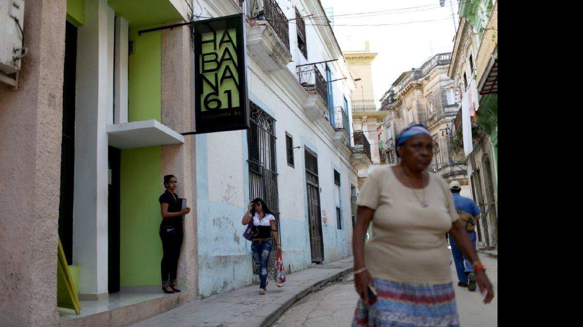 Nayla González Hernández se encuentra fuera del restaurante Habana 61 a la espera de clientes  en febrero de 2015, en La Habana, Cuba. 