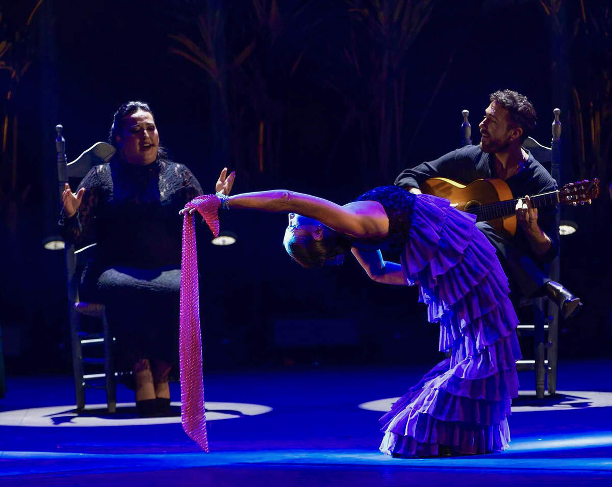 La cantante May Fernández, la bailaora Sara Baras y el guitarrista Keko Baldomero son oriundos de la ciudad portuaria sureña de Cádiz, una de las cunas del flamenco.
