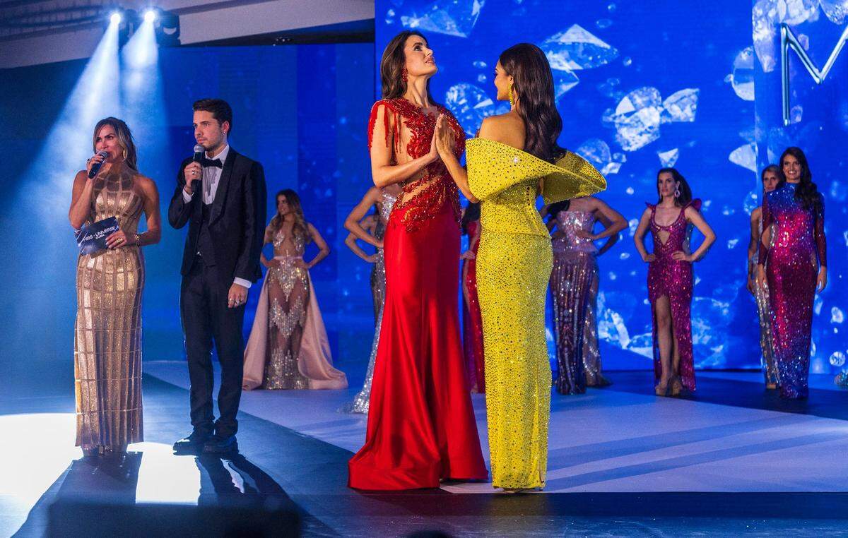 Marianela Ancheta y Alina Robert (der.) esperan la decisión del jurado sobre la ganadora de Miss Universe Cuba, celebrado en el Auditorio Milander de Hialeah, el 26 de septiembre del 2024.