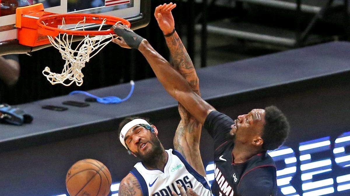 El jugador del Heat Bam Adebayo (13) clava la pelota ante la marca de Willie Cauley-Stein, de los Mavericks de Dallas, en el partido celebrado el 4 de mayo de 2021 en Miami.