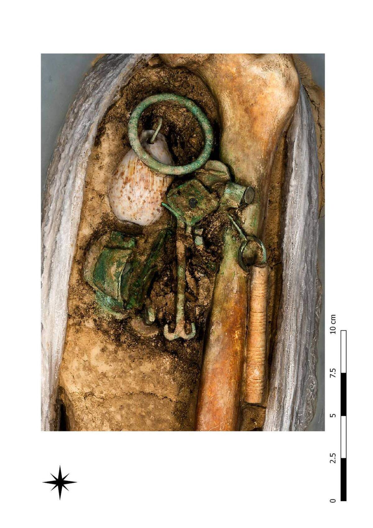 Los artefactos de 1,500 años de antigüedad durante las excavaciones. 