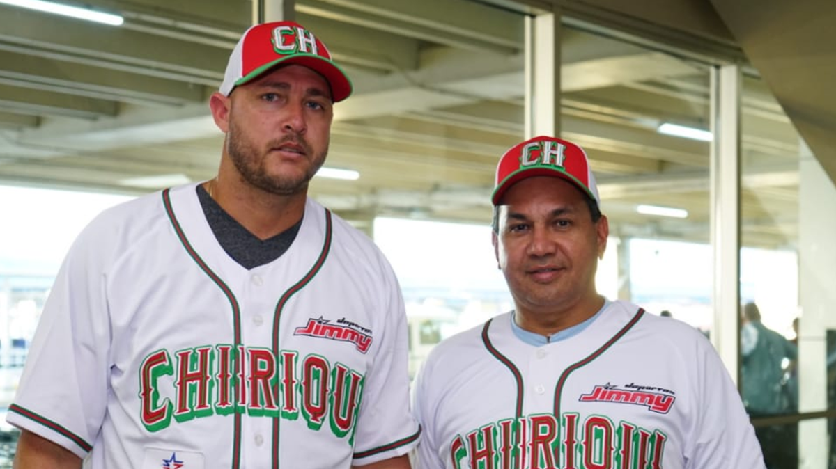 El pelotero cubano Lázaro Blanco (izq.) posa con el presidente de la liga provincial de Chiriquí, Manuel Sánchez.