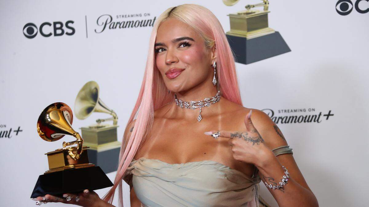 Karol G, ganadora del Mejor Álbum de Música Urbana, por ‘Manana Sera Bonito’ en la 66ª Entrega Anual de los Premios Grammy en el Crypto.com Arena de Los Ángeles el domingo 4 de febrero de 2024.