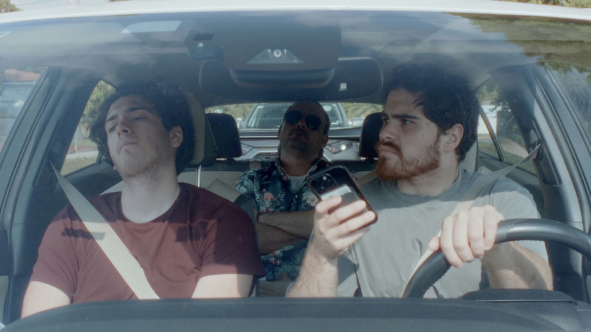 Sasha Carrillo, Ariel Texidó (detrás) y Julio Otero (der.), en ‘Uncle Roly’ (Tío Roly), dirigida por Dennis Velázquez.