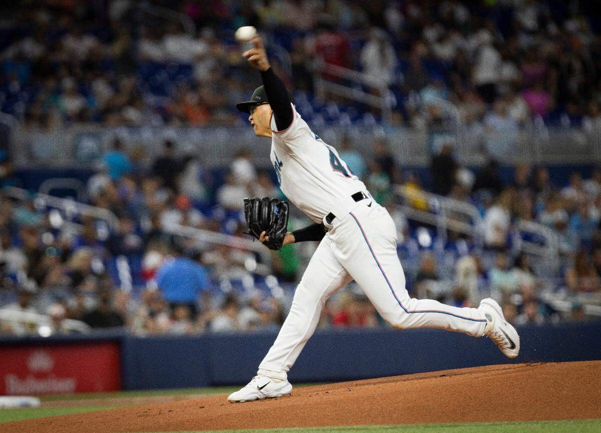 El abridor de los Marlins Jesús Luzardo lanza en el primer inning del partido ante los Bravos de Atlanta, en el partido celebrado el 17 de septiembre de 2023 en Miami.