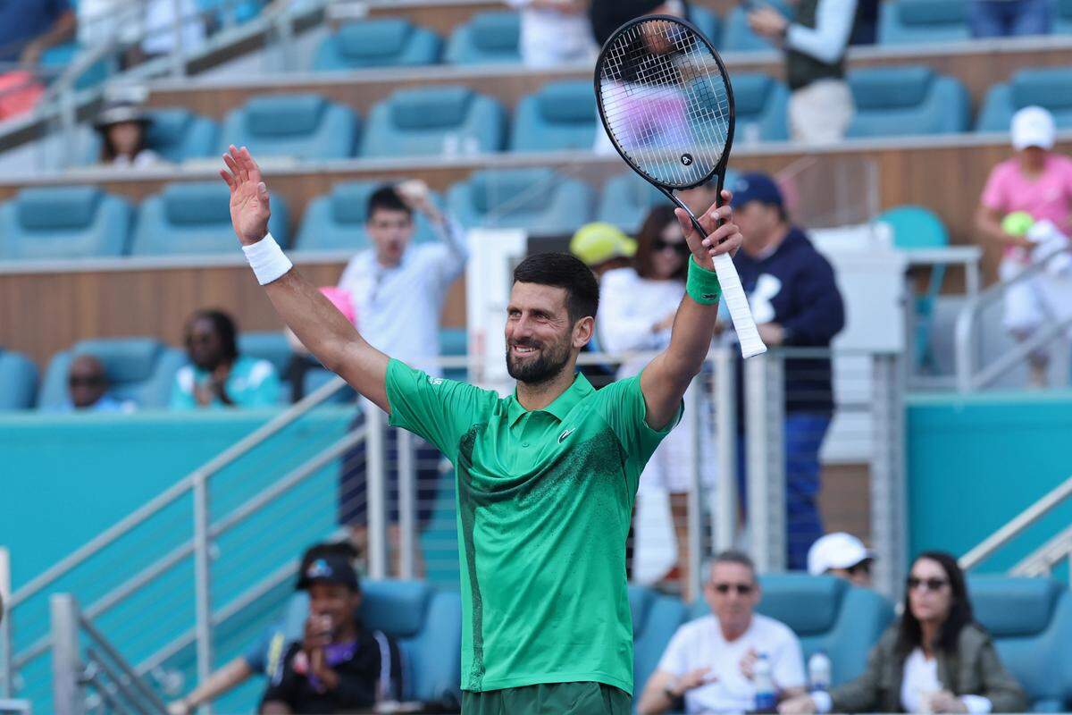 Novak Djokovic derrotó 6-0 y 7-6 (7/1) al australiano Rinky Hijikata en su estreno en el Miami Open, en el partido celebrado el 21 de marzo de 2024 en el Hard Rock Stadium en Miami Gardens.