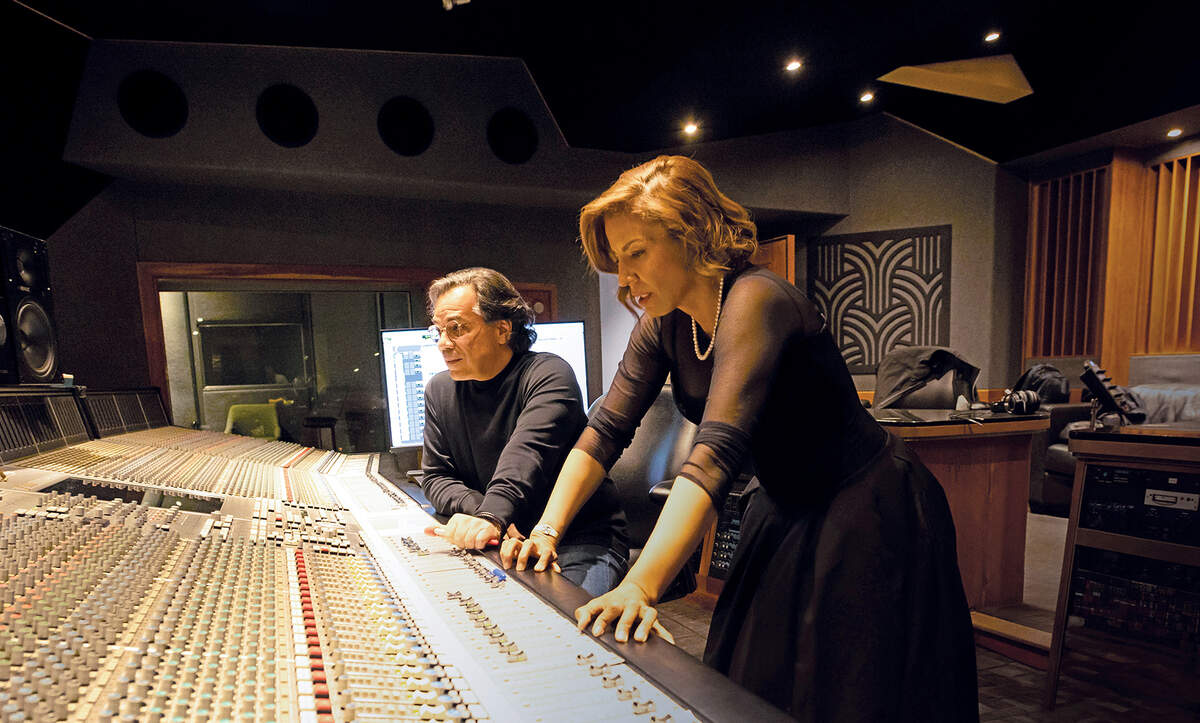 Lena junto al productor Carlos Álvarez.