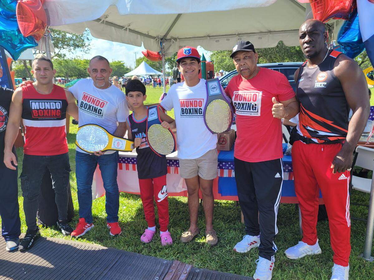 El 4 de julio fue la fecha perfecta para que Mundo Boxing extendiera nuevamente su mano a la comunidad. El equipo que encabeza el doctor Pedro Díaz realizó este lunes una donación de implementos deportivos para decenas de niños.