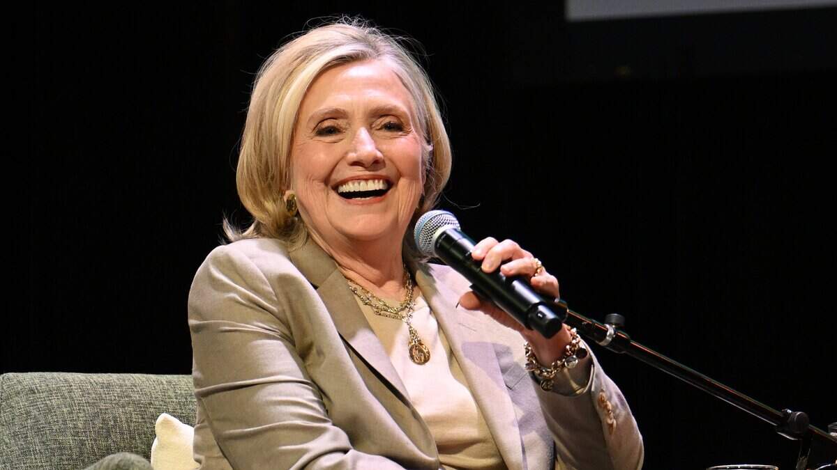 La ex secretaria de Estado de Estados Unidos, Hillary Clinton, habla en el escenario durante la gira Prof G Markets de Vox Media junto a Scott Galloway y Ed Elson, el 2 de junio de 2026, en la ciudad de Nueva York.