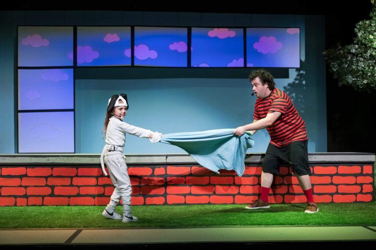 Ivy Rose Linares (izq), estudiante de la Escuela Charter del Miami Children’s Museum, interpreta a Snoopy y juega con Linus, interpretado por Pablo de Pablo.