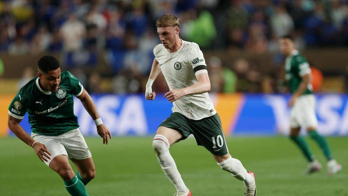  El centrocampista del Chelsea, Cole Palmer (der.), conduce el balón ante la marca de Vitor Roque, de Palmeiras, en el partido de cuartos de final de la Copa Mundial de Clubes de la FIFA, celebrado 4 de julio de 2025 en el Lincoln Financial Field, en Filadelfia, Pensilvania. 